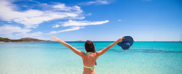 Feliz chica joven disfrutar de vacaciones en la playa tropical —  Fotos de Stock