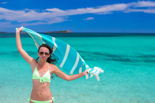 Mujer feliz divertirse con toalla de playa y muy feliz —  Fotos de Stock