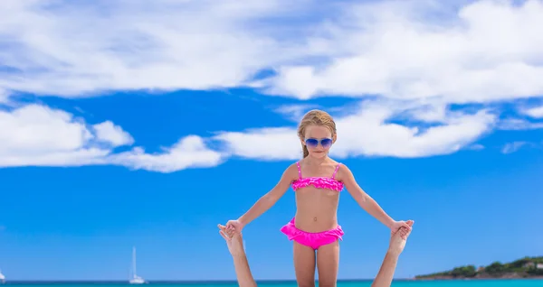 Young father and little daughter have fun during tropical beach vacation — Stock Photo, Image