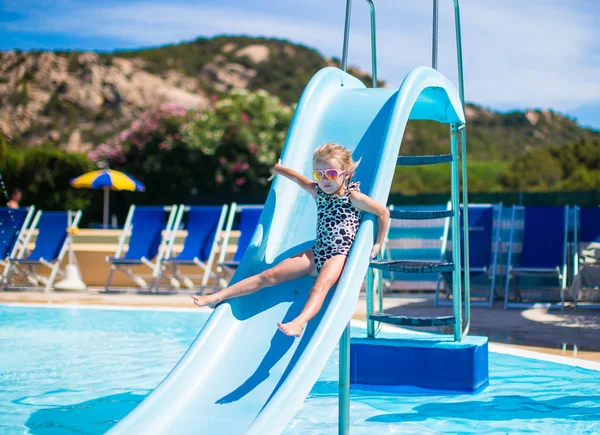 Meisje op Wasser Rutsche op aquapark op zomervakantie — Stockfoto
