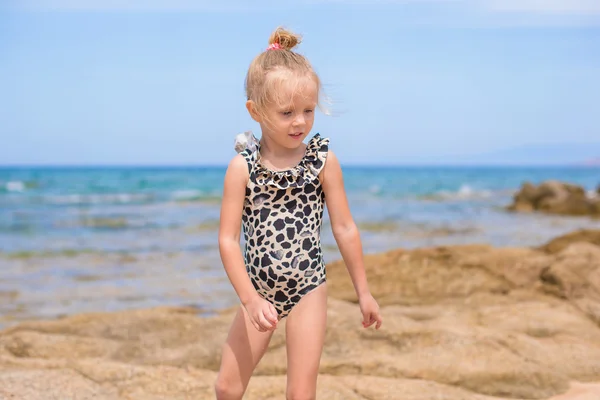 Adorable little girl have fun at tropical beach — Stock Photo, Image