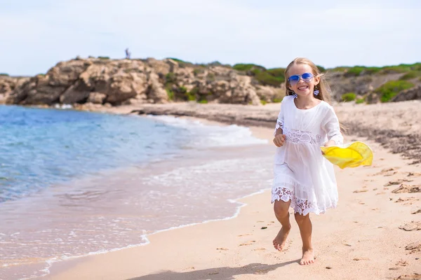Entzückendes kleines Mädchen am tropischen Strand im Urlaub — Stockfoto