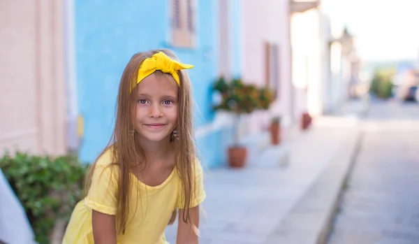 Rozkošná holčička venku během letních prázdnin — Stock fotografie