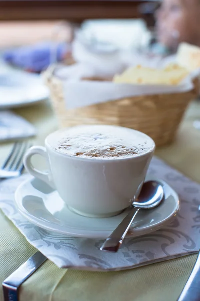 Chutné a šťavnaté cappuccino na snídani v kavárně — Stock fotografie