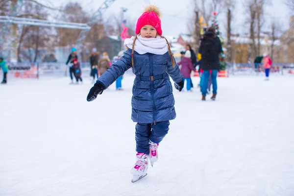 Adorable petite fille patinant sur la patinoire — Photo