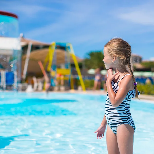 Menina no aquapark durante as férias de verão — Fotografia de Stock