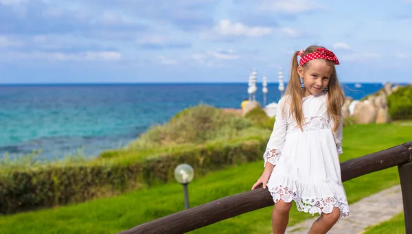 Entzückendes kleines Mädchen im Freien während der Sommerferien — Stockfoto