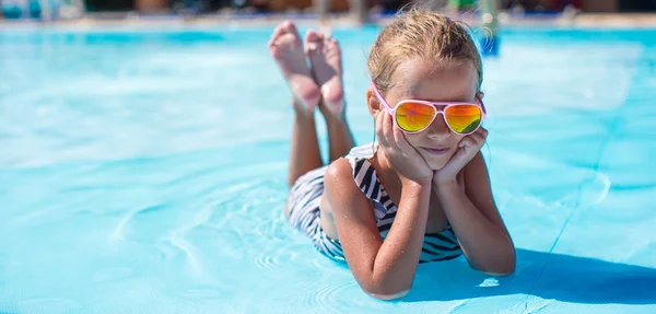 Dziewczynka w aquaparku podczas letnich wakacji — Zdjęcie stockowe