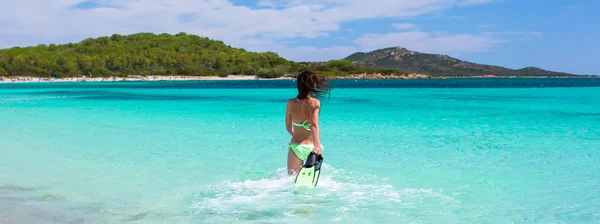 Jonge vrouw met snorkeluitrusting in tropische blauwe zee — Stockfoto