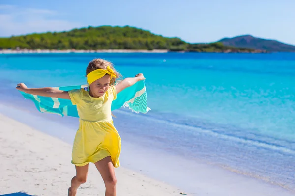 Kleines entzückendes Mädchen mit Badetuch im Tropenurlaub — Stockfoto