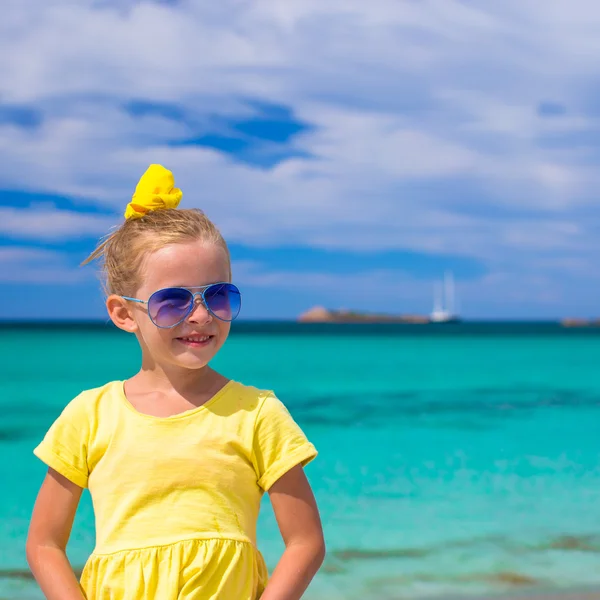 Adorável menina se divertir na praia tropical durante as férias — Fotografia de Stock