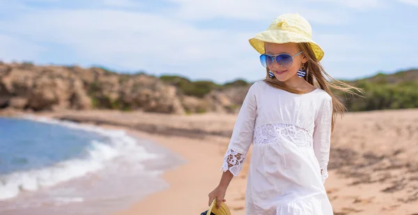 Adorable niña en la playa tropical durante las vacaciones —  Fotos de Stock