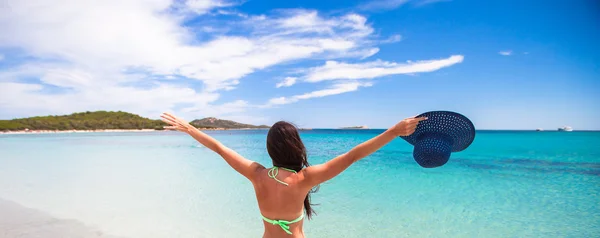 Glad ung tjej njuta av tropisk strandsemester — Stockfoto