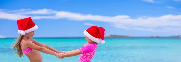 Kleine Mädchen mit Weihnachtsmützen während der Sommerferien — Stockfoto