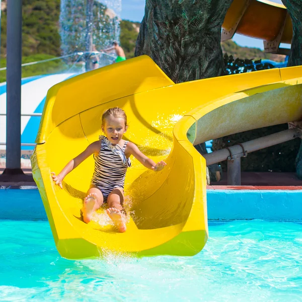 Su kaydırağı aquapark yaz tatili sırasında üzerinde küçük kız — Stok fotoğraf