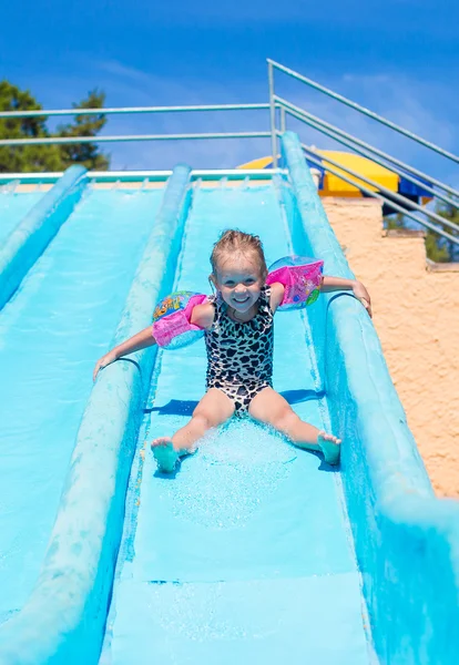 Bambino sullo scivolo acquatico in aquapark durante le vacanze estive — Foto Stock