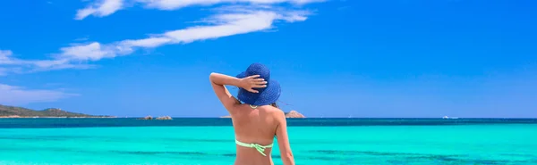 Young beautiful woma relaxing at white sand tropical beach — Stock Photo, Image