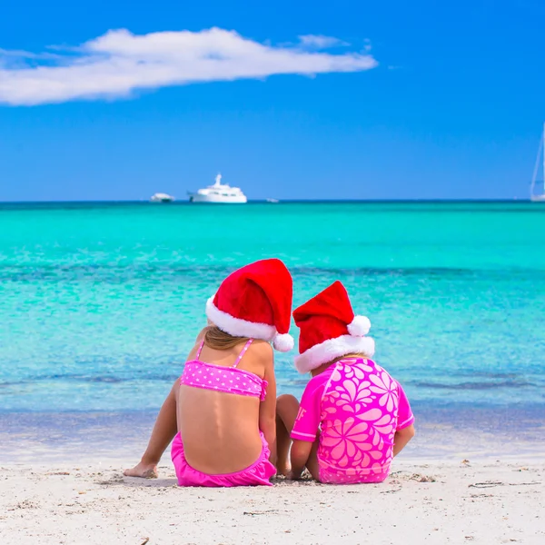 Bambine a Babbo Natale cappelli durante le vacanze estive — Foto Stock