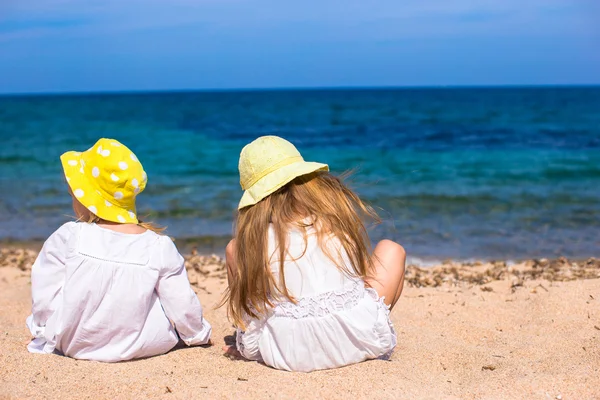 Bedårande söta flickor på vita stranden under semester — Stockfoto