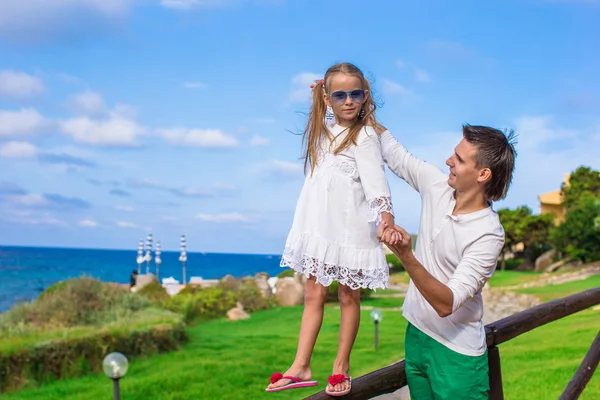 Adorable niña y feliz papá al aire libre — Foto de Stock