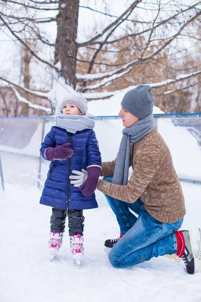 Heureux père et petite fille vacances sur patinoire — Photo