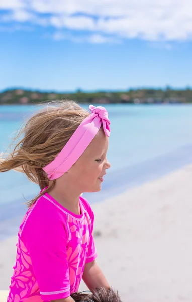 Adorável menina se divertir na praia tropical durante as férias — Fotografia de Stock