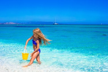 Sevimli küçük kız beraber eğlenelim beach oyuncak sırasında tatil tropikal