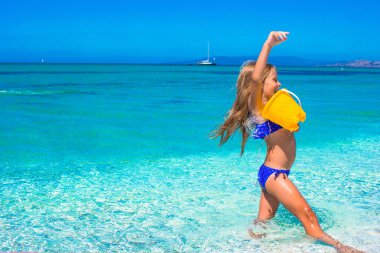 Sevimli küçük kız beraber eğlenelim beach oyuncak sırasında tatil tropikal