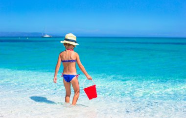 Sevimli küçük kız sırasında tatil tropikal plaj oyuncakları ile oynarken