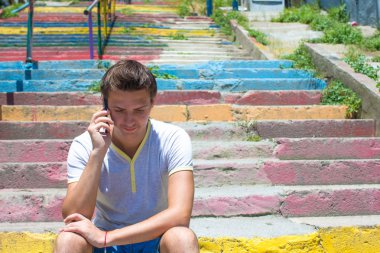 Eski merdiven cep telefonu ile genç adam