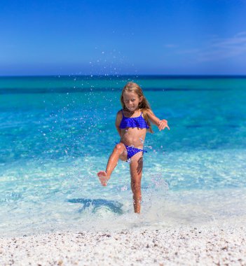 Sevimli küçük kız tropikal tatil sırasında eğlenmek