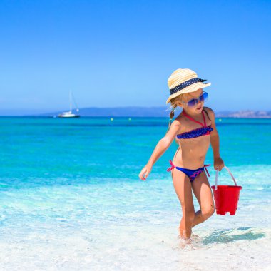 Sevimli küçük kız sırasında tatil tropikal plaj oyuncakları ile oynarken