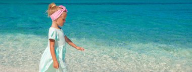 Sevimli küçük kız plaj tatil sırasında eğlenmek