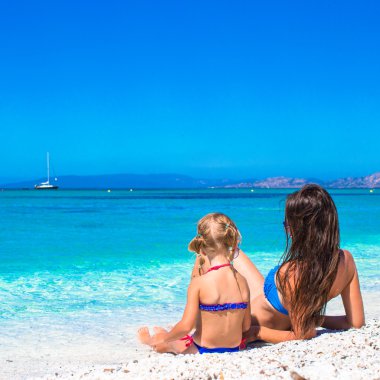 Küçük kız ve yaz tatili sırasında mutlu anne