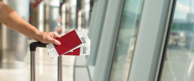 Closeup Pasaportlar ve yatılı havaalanında kapalı geçmek