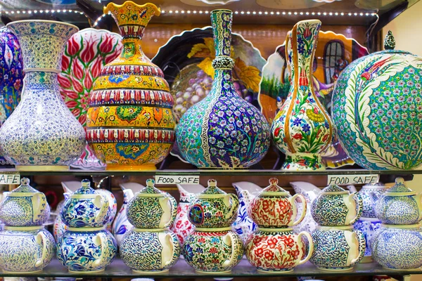 Tradiční turecká keramika na Velkém bazaru — Stock fotografie