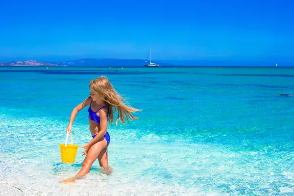 Sevimli küçük kız beraber eğlenelim beach oyuncak sırasında tatil tropikal — Stok fotoğraf