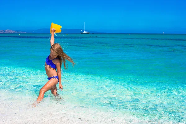 Sevimli küçük kız beraber eğlenelim beach oyuncak sırasında tatil tropikal — Stok fotoğraf