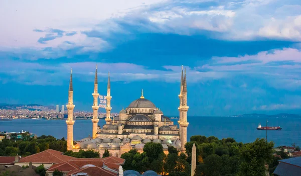 Moscheea albastră la apusul Lunii în Istanbul, Turcia, districtul Sultanahmet — Fotografie, imagine de stoc