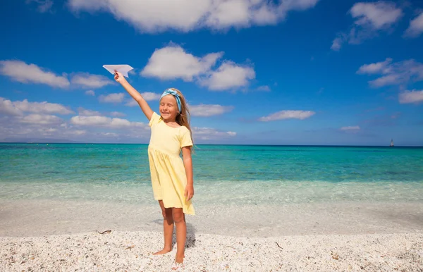 Menina feliz brincando com pipa voadora durante as férias na praia tropical — Fotografia de Stock