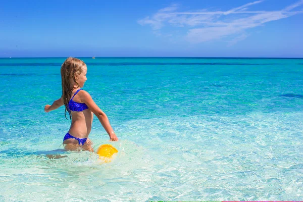 Rozkošná holčička bavit s hračkou beach během tropické dovolené — Stock fotografie