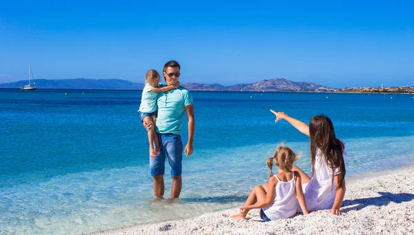 Famiglia felice con due bambini durante le vacanze al mare tropicale — Foto Stock