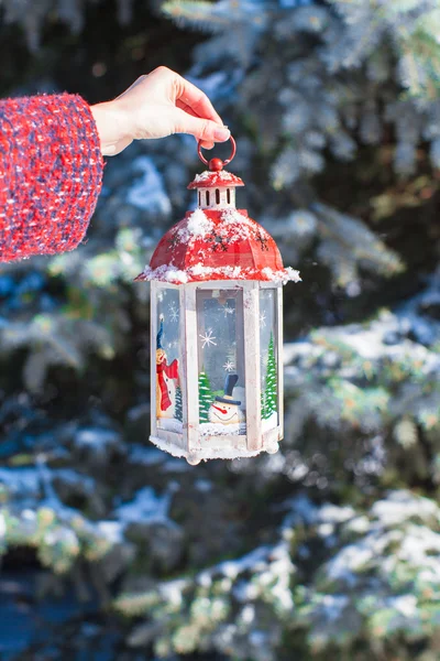 Primer plano de la mano sosteniendo hermosa linterna de Navidad vintage —  Fotos de Stock