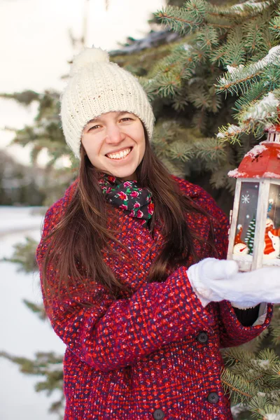 Giovane bella donna felice con lanterna di Natale rossa nella neve — Foto Stock