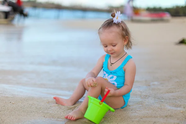 Adorabile bambina che gioca con i giocattoli della spiaggia durante le vacanze estive — Foto Stock