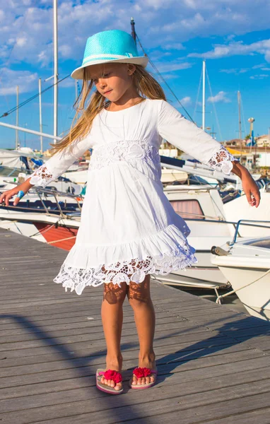 Nettes kleines Mädchen, das während der Sommerferien Spaß im Hafen hat — Stockfoto