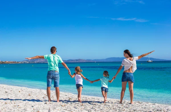 Tropik plaj tatili sırasında iki çocuklu mutlu bir aile. — Stok fotoğraf