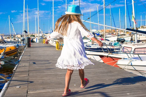 Adorable niña se divierten en un puerto en el día de verano — Foto de Stock