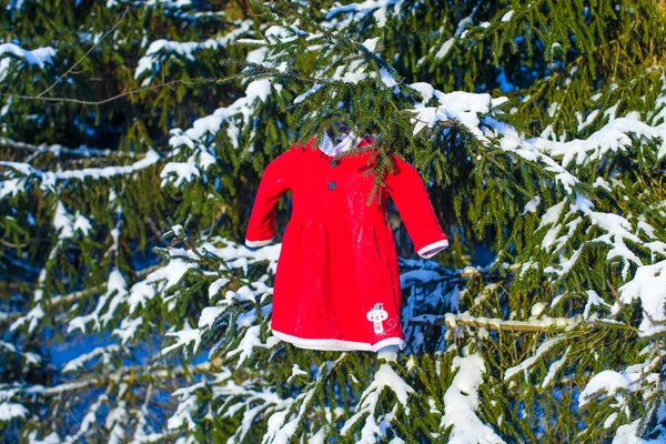 Vestido de Santa rojo para niños en un bosque de abeto nevado —  Fotos de Stock