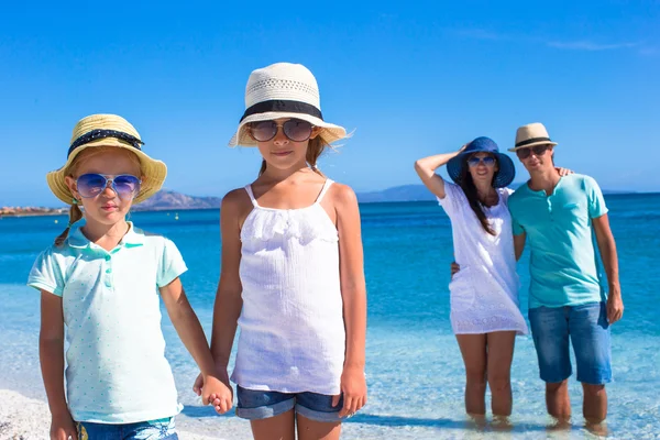 Famiglia felice con due bambini durante le vacanze al mare tropicale — Foto Stock